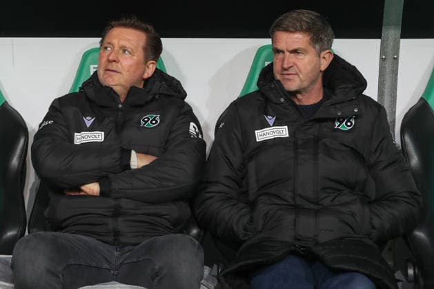28 11 2025, xtgx, Fußball 2 Bundesliga Hannover 96 Karlsruher SC emspor, v l Christian Titz Hannover, Trainer Ralf Becker Hannover, Sportdirektor DFL DFB REGULATIONS PROHIBIT ANY USE OF PHOTOGRAPHS as IMAGE SEQUENCES and or QUASI VIDEO Hannover