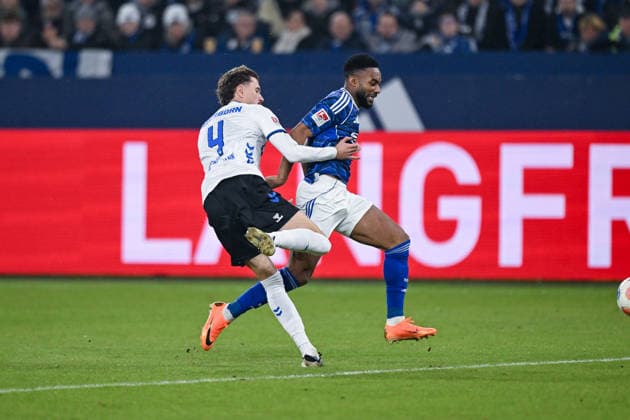 28 11 2025, Football, 2 Bundesliga, Season 2025 2026, Matchday 14, FC Schalke 04 SC Paderborn, Calvin Brackelmann SC Paderborn 07 , Moussa Sylla FC Schalke 04 , Foul and penalty xRHR PHOTO YYx Copyright: KROEGER RHR-FOTOx RHR-FOTO YY