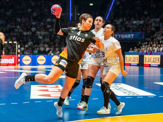 Alina Grijseels Germany, 04 comes free to throw, Uruguay vs Germany, Handball, World Championship, Women, Season 2025 2026, 28 11 2025, Uruguay vs Germany, Handball, World Championship, Women, Season 2025 2026, 28 11 2025 Stuttgart Copyright: xEibner-Pressefoto MichaelxSchmidx EP_MST