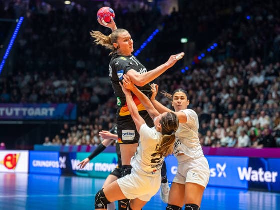 Viola Leuchter Germany, 77 is tripped on the throw by Paula Eastman Ruegger Uruguay, 27 and Julieta Pessina Portos Uruguay, 02, Uruguay vs Germany, Handball, World Championship, Women, 2025 2026, 28 11 2025, Uruguay vs Germany, Handball, World Championship, Women, 2025 2026, 28 11 2025 Stuttgart Copyright: xEibner-Pressefoto MichaelxSchmidx EP_MST
