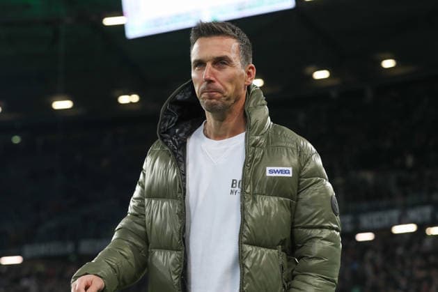 28 11 2025, xtgx, Soccer 2 Bundesliga Hannover 96 Karlsruher SC emspor, v l Christian Eichner Karlsruhe, Trainer DFL DFB REGULATIONS PROHIBIT ANY USE OF PHOTOGRAPHS as IMAGE SEQUENCES and or QUASI VIDEO Hannover