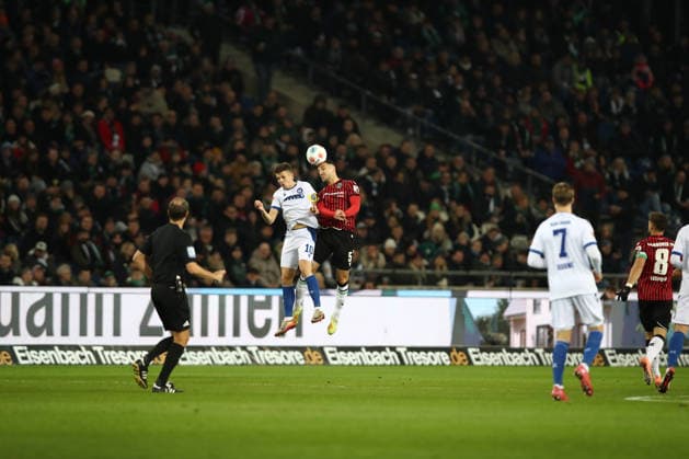 28 11 2025, xtgx, Fußball 2 Bundesliga Hannover 96 Karlsruher SC emspor, v l Marvin Wanitzek Karlsruhe, 10 , Virgil Ghita Hannover, 5 Zweikampf, Duell, Kampf, tackle DFL DFB REGULATIONS PROHIBIT ANY USE OF PHOTOGRAPHS as IMAGE SEQUENCES and or QUASI VIDEO Hannover