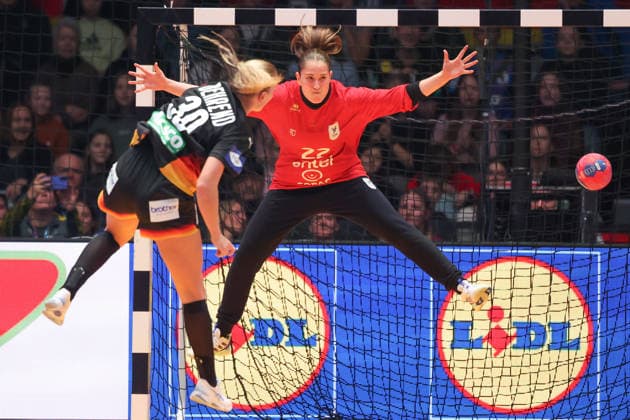 Uruguay Germany, IHF Womens Handball World Championship Jenny Behrend Germany, 30 against goalkeeper Agustina Modernell Uruguay, 22 Preliminary round match of the Womens Handball World Championship between Uruguay and Germany on November 28, 2025 at the Porsche Arena in Stuttgart , Stuttgart Baden Württemberg Germany Porsche Arena