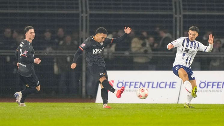 28 11 2025, Stadion Marschweg, Oldenburg, GER, Regionalliga Nord, 21 Matchday VfB Oldenburg vs SV Meppen, Oliver Schmitt SV Meppen 7 scores the 0 1 goal DFL REGULATIONS PROHIBIT ANY USE OF PHOTOGRAPHS AS IMAGE SEQUENCES AND OR QUASI VIDEO Oldenburg Lower Saxony Germany Stadion Marschweg