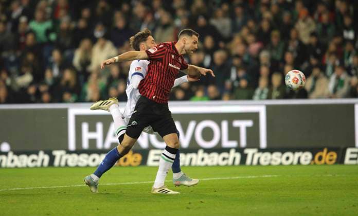 Photo Boris TOMIAK H 96 vs Fabian Schleusener KSC Soccer 2 Liga , Matchday 14 on Fri 28 11 2025 Hannover 96 Karlsruher SC