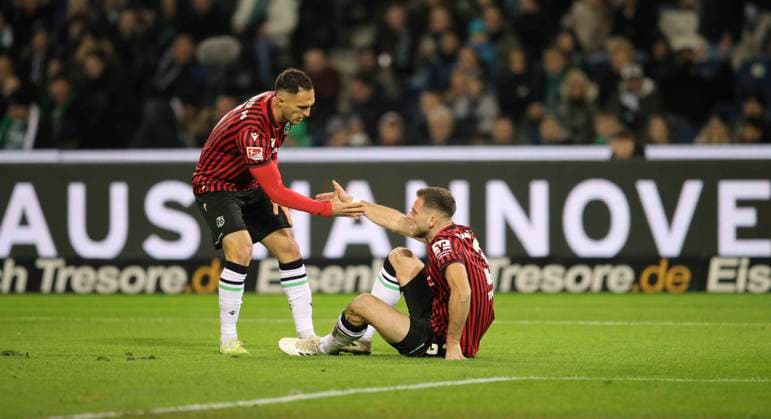 Photo Virgil Eugen GHITA H 96 gives consolation for Boris TOMIAK H 96 Football 2 Liga , Matchday 14 on Fri 28 11 2025 Hannover 96 Karlsruher SC