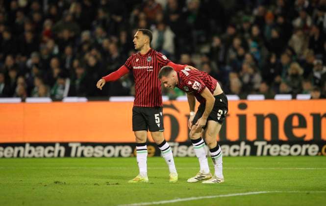 Photo Virgil Eugen GHITA H 96 gives consolation for Boris TOMIAK H 96 Football 2 Liga , Matchday 14 on Fri 28 11 2025 Hannover 96 Karlsruher SC