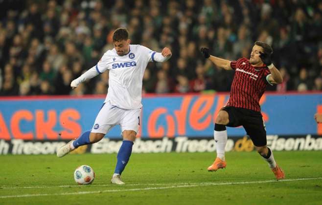 Photo Goal kick from Philipp Förster KSC against Enzo Leopold H 96 Soccer 2 Liga , Matchday 14 on Fri 28 11 2025 Hannover 96 Karlsruher SC