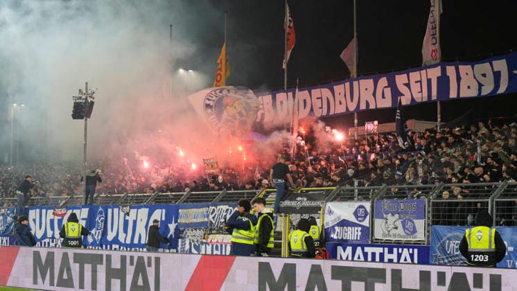 28 11 2025, Stadion Marschweg, Oldenburg, GER, Regionalliga Nord, 21 Matchday VfB Oldenburg vs SV Meppen, Bengalos, Pyrotechnics by Oldenburg fans DFL REGULATIONS PROHIBIT ANY USE OF PHOTOGRAPHS AS IMAGE SEQUENCES AND OR QUASI VIDEO Oldenburg Lower Saxony Germany Stadion Marschweg