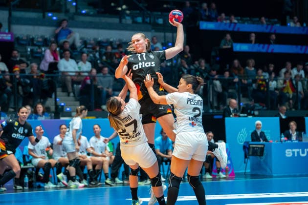 Handball I Women I World Championship I Preliminary round I 2 Matchday I Uruguay Germany I 28 11 2025 Viola Leuchter 77, Germany in the throw Stuttgart Porsche Arena Baden Württemberg Germany Copyright: xLobeca MaxxPetershansx