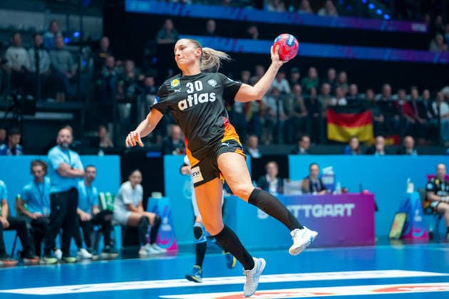 Handball I Women I World Championship I Preliminary round I 2 Matchday I Uruguay Germany I 28 11 2025 Jenny Behrend 30, Germany in the throw Stuttgart Porsche Arena Baden Württemberg Germany Copyright: xLobeca MaxxPetershansx
