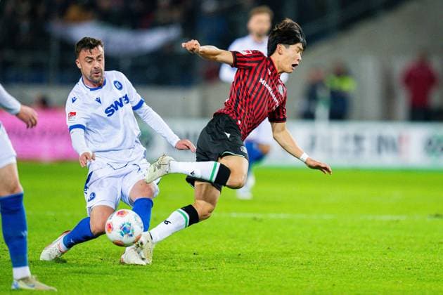 28 11 2025 Football, 2025 2026, 2 Bundesliga, Matchday 14, Hannover 96 Karlsruher SC L R Philipp Förster Karlsruhe , Hayate Matsuda Hannover DFL REGULATIONS PROHIBIT ANY USE OF PHOTOGRAPHS AS IMAGE SEQUENCES AND OR QUASI VIDEO