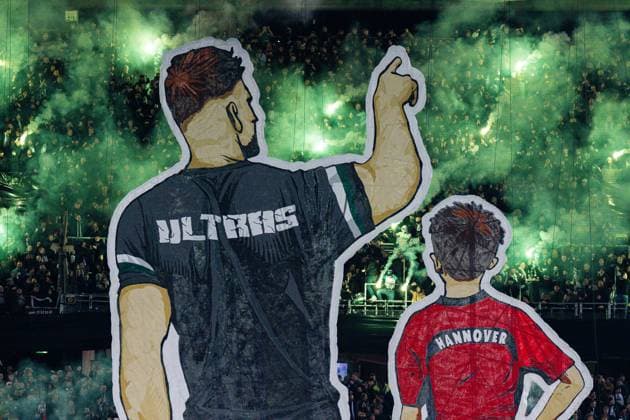 28.11.2025 - Fußball, 2025 2026, 2. Bundesliga, 14. Spieltag, Hannover 96 - Karlsruher SC: Fans (Hannover) mit einer Choreografie zum 25-jährigen Bestehen der Ultras mit dem Spruch Unsere Art zu leben DFL REGULATIONS PROHIBIT ANY USE OF PHOTOGRAPHS AS IMAGE SEQUENCES AND OR QUASI-VIDEO. *** 28 11 2025 Football, 2025 2026, 2 Bundesliga, Matchday 14, Hannover 96 Karlsruher SC Fans Hannover with a choreography for the 25th anniversary of the Ultras with the slogan Unsere Art zu leben DFL REGULATIONS PROHIBIT ANY USE OF PHOTOGRAPHS AS IMAGE SEQUENCES AND OR QUASI VIDEO
