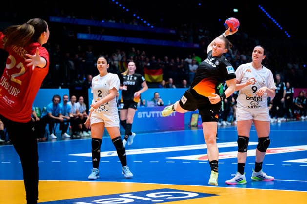 Handball, Womens World Championship, Group C Uruguay Germany v li Agustina Modernell Amodio Uruguay , Lisa Antl Germany Stuttgart Porsche Arena Baden Württemberg Germany