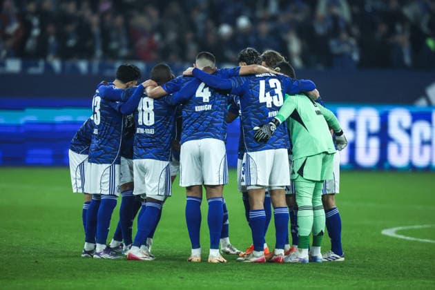 Sport, Football, 2 Bundesliga Season 2025 2026 14 Matchday FC Schalke 04 SC Paderborn 07 28 11 2025, VELTINS Arena Teamkreis FC Schalke 04 Gelsenkirchen VELTINS Arena Nordrhein Westfalen Germany