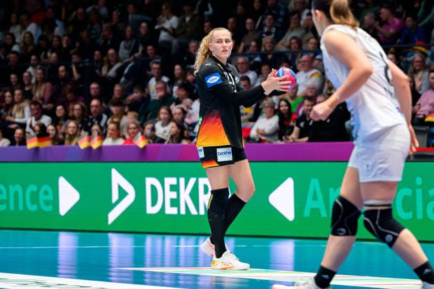 Handball, Womens World Championship, Group C Uruguay Germany Annika Lott Germany , Dekra Stuttgart Porsche Arena Baden Württemberg Germany