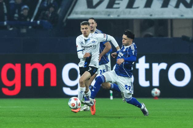 Sport, Football, 2 Bundesliga Season 2025 2026 14 Matchday FC Schalke 04 SC Paderborn 07 28 11 2025, VELTINS Arena Filip Bilbija SC Paderborn, 7 Soufiane El Faouzi Schalke 04, 23 Gelsenkirchen VELTINS Arena Nordrhein Westfalen Germany