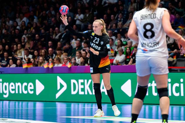 Handball, Womens World Championship, Group C Uruguay Germany Annika Lott Germany , Dekra Stuttgart Porsche Arena Baden Württemberg Germany