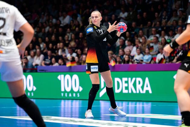 Handball, Womens World Championship, Group C Uruguay Germany Annika Lott Germany , Dekra Stuttgart Porsche Arena Baden Württemberg Germany