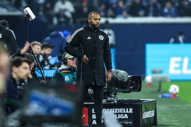 Sports, Football, 2 Bundesliga Season 2025 2026 14 Matchday FC Schalke 04 SC Paderborn 07 28 11 2025, VELTINS Arena Jonah Besong Fourth Official Gelsenkirchen VELTINS Arena North Rhine-Westphalia Germany