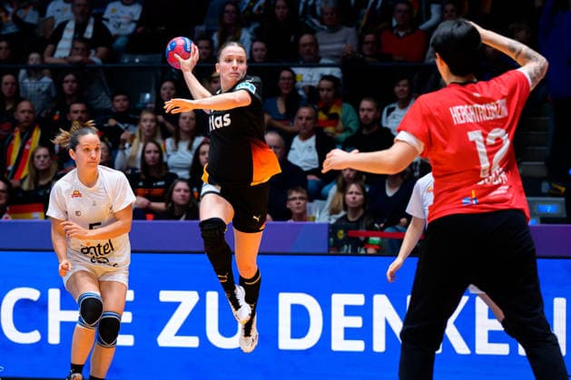 Handball, Womens World Championship, Group C Uruguay Germany Alexia Hauf Germany , Viviana Hergatacorzian Kehyaian Uruguay Stuttgart Porsche Arena Baden Württemberg Germany