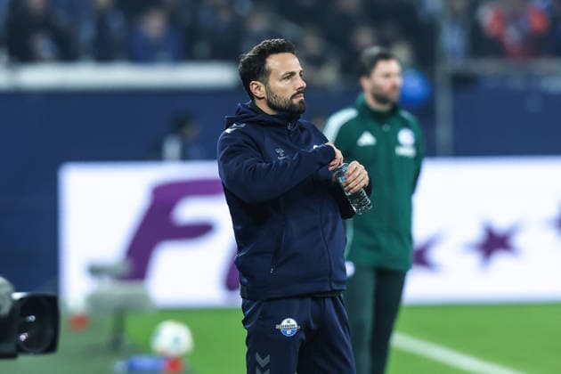 Sport, Football, 2 Bundesliga Season 2025 2026 14 Matchday FC Schalke 04 SC Paderborn 07 28 11 2025, VELTINS Arena Ralf Kettemann Coach, SC Paderborn Gelsenkirchen VELTINS Arena Nordrhein Westfalen Germany