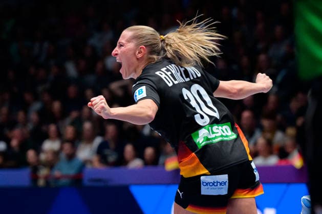 Handball, Womens World Cup, Group C Uruguay Germany Jenny Behrend Germany Cheers Joy Emotion Goal celebration Goalscorer Goalscorer Stuttgart Porsche Arena Baden Württemberg Germany