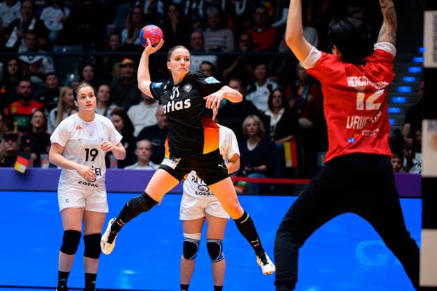 Handball, Womens World Championship, Group C Uruguay Germany Alexia Hauf Germany , Viviana Hergatacorzian Kehyaian Uruguay Stuttgart Porsche Arena Baden Württemberg Germany