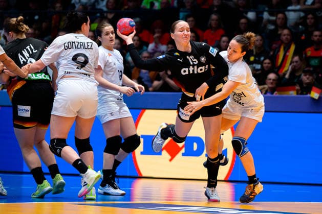 Handball, Womens World Championship, Group C Uruguay Germany Nieke Kühne Kuehne Germany Stuttgart Porsche Arena Baden Württemberg Germany
