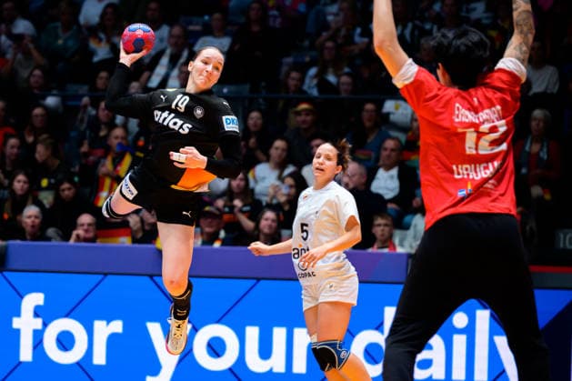 Handball, Womens World Championship, Group C Uruguay Germany Nieke Kühne Kuehne Germany , Viviana Hergatacorzian Kehyaian Uruguay Stuttgart Porsche Arena Baden Württemberg Germany