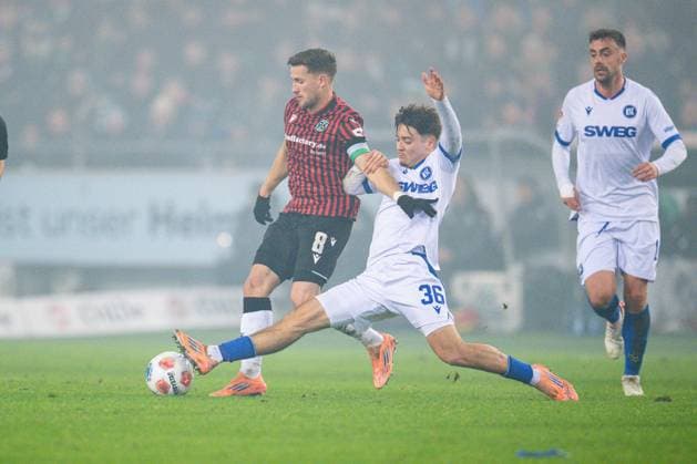 28 11 2025 Football, 2025 2026, 2 Bundesliga, Matchday 14, Hannover 96 Karlsruher SC L R Enzo Leopold Hannover , Rafael Pinto Pedrosa Karlsruhe DFL REGULATIONS PROHIBIT ANY USE OF PHOTOGRAPHS AS IMAGE SEQUENCES AND OR QUASI VIDEO