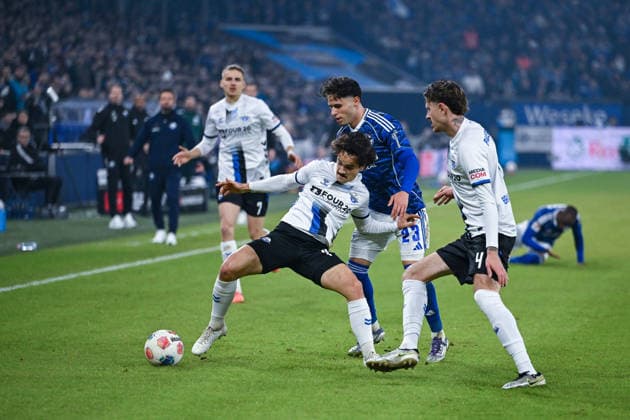 28 11 2025, Football, 2 Bundesliga, Season 2025 2026, Matchday 14, FC Schalke 04 SC Paderborn, Mika Baur SC Paderborn 07 , Soufiane El Faouzi FC Schalke 04 xRHR PHOTO YYx Copyright: KROEGER RHR-FOTOx RHR-FOTO YY