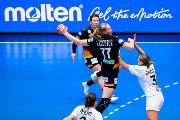 Handball, Womens World Championship, Group C Uruguay Germany Viola Leuchter Germany , Sabrina Grieco Vigna Uruguay Stuttgart Porsche Arena Baden Württemberg Germany