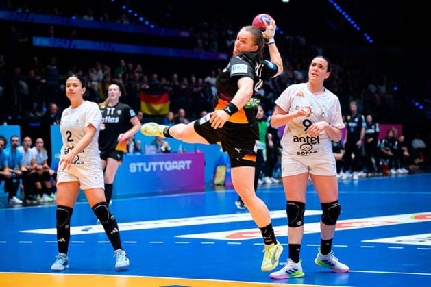 Handball, Womens World Championship, Group C Uruguay Germany Lisa Antl Germany Stuttgart Porsche Arena Baden Württemberg Germany