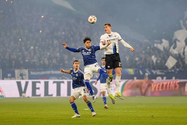 Gelsenkirchen, Germany, 28 11 25 Soufiane El Faouzi FC Schalke 04 and Steffen Tigges SC Paderborn fighting for the ball during the 2 Bundesliga match between FC Schalke 04 SC Paderborn at Veltins Arena on November 28, 2025 in Gelsenkirchen, Germany Gelsenkirchen Veltins Arena Germany Copyright: xStefanxBrauer Brauer-Fotoagenturx