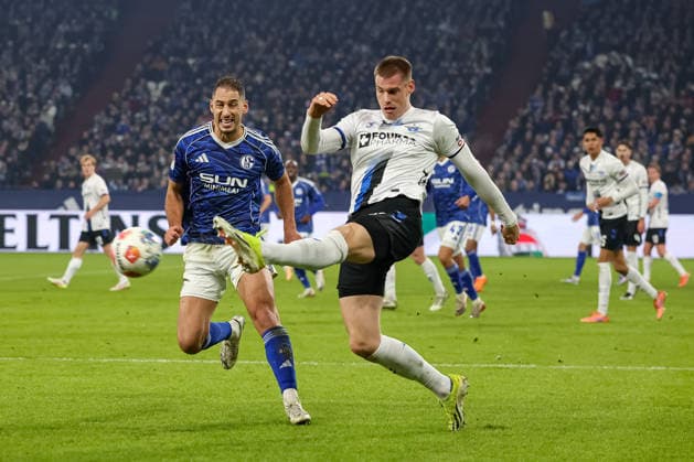 Gelsenkirchen, Germany, 28 11 25 Nikola Katic FC Schalke 04 and Steffen Tigges SC Paderborn fighting for the ball during the 2 Bundesliga match between FC Schalke 04 SC Paderborn at Veltins Arena on November 28, 2025 in Gelsenkirchen, Germany Gelsenkirchen Veltins Arena Germany Copyright: xStefanxBrauer Brauer-Fotoagenturx
