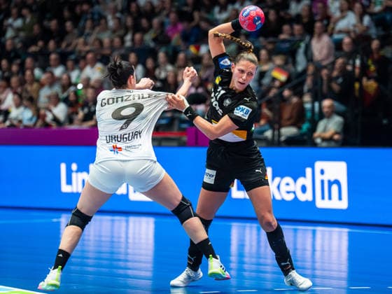 Xenia Smits Germany, 11 in duel with Rosina Gonzales Majo Uruguay, 09 , Uruguay vs. Germany, Handball, World Championship, Women, Season 2025 2026, 28 11 2025, Uruguay vs. Germany, Handball, World Championship, Women, Season 2025 2026, 28 11 2025 Stuttgart Copyright: xEibner-Pressefoto MichaelxSchmidx EP_MST