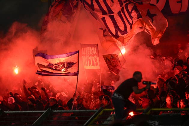 28 11 2025, Stadion Marschweg, Oldenburg, GER, Regionalliga Nord, 21 Matchday VfB Oldenburg vs SV Meppen, Bengalos, Pyrotechnics by Oldenburg fans DFL REGULATIONS PROHIBIT ANY USE OF PHOTOGRAPHS AS IMAGE SEQUENCES AND OR QUASI VIDEO Oldenburg Lower Saxony Germany Stadion Marschweg