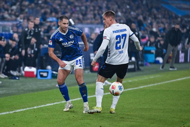 28 11 2025, Football, 2 Bundesliga, Season 2025 2026, Matchday 14, FC Schalke 04 SC Paderborn, Nikola Katic FC Schalke 04 , Steffen Tigges SC Paderborn 07 xRHR PHOTO YYx Copyright: KROEGER RHR-FOTOx RHR-FOTO YY