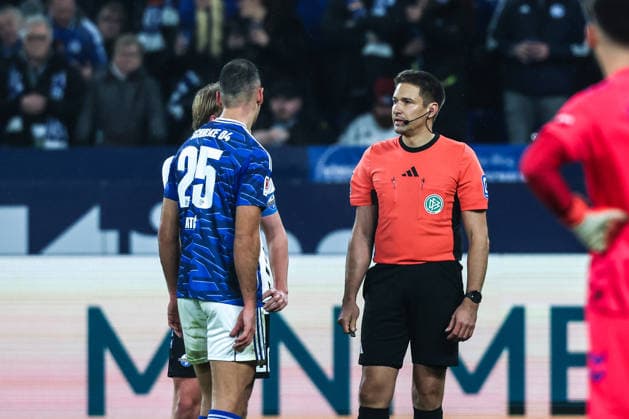 Sport, Football, 2 Bundesliga Season 2025 2026 14 Matchday FC Schalke 04 SC Paderborn 07 28 11 2025, VELTINS Arena Nikola Katic FC Schalke 04, 25 Tobias Reichel Referee Gelsenkirchen VELTINS Arena North Rhine-Westphalia Germany