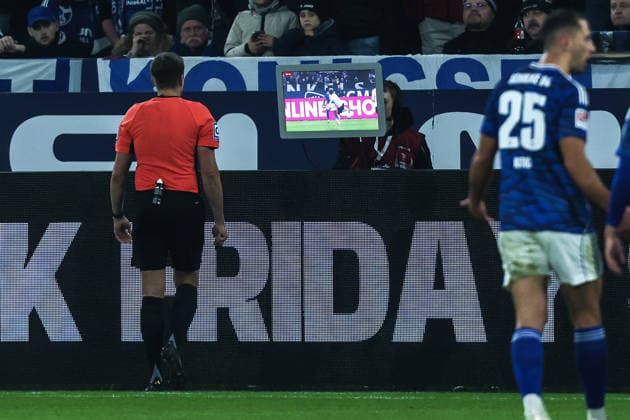 Sport, Football, 2 Bundesliga Season 2025 2026 14 Matchday FC Schalke 04 SC Paderborn 07 28 11 2025, VELTINS Arena Tobias Reichel Referee , checks a match scene using VAR Gelsenkirchen VELTINS Arena Nordrhein Westfalen Germany