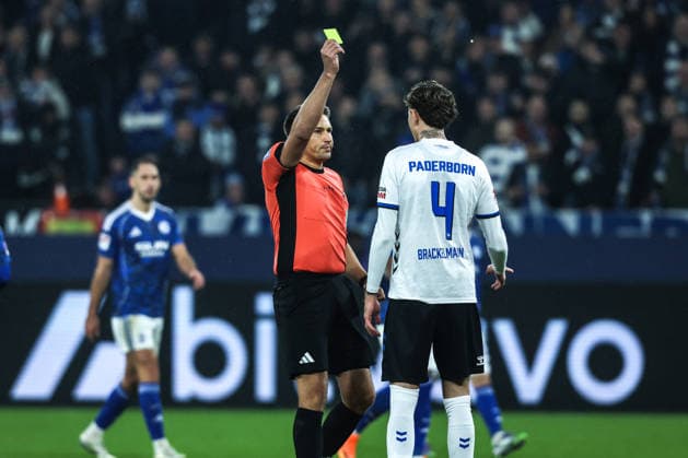Sport, Football, 2 Bundesliga Season 2025 2026 14 Matchday FC Schalke 04 SC Paderborn 07 28 11 2025, VELTINS Arena Tobias Reichel Referee gives Calvin Brackelmann SC Paderborn, 4 after VAR sighting the yellow card Gelsenkirchen VELTINS Arena Nordrhein Westfalen Germany