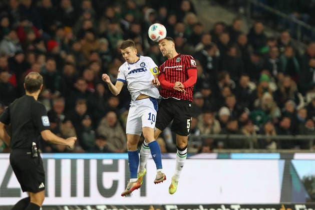 28 11 2025, xtgx, Fußball 2 Bundesliga Hannover 96 Karlsruher SC emspor, v l Marvin Wanitzek Karlsruhe, 10 , Virgil Ghita Hannover, 5 Zweikampf, Duell, Kampf, tackle DFL DFB REGULATIONS PROHIBIT ANY USE OF PHOTOGRAPHS as IMAGE SEQUENCES and or QUASI VIDEO Hannover