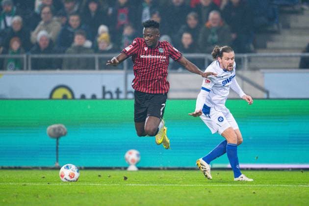 28 11 2025 Football, 2025 2026, 2 Bundesliga, Matchday 14, Hannover 96 Karlsruher SC L R Mustapha Bundu Hannover , Sebastian Jung Karlsruhe DFL REGULATIONS PROHIBIT ANY USE OF PHOTOGRAPHS AS IMAGE SEQUENCES AND OR QUASI VIDEO