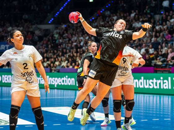 Lisa Antl Germany, 09 comes free to throw at the circle, Uruguay vs Germany, Handball, World Championship, Women, Season 2025 2026, 28 11 2025, Uruguay vs Germany, Handball, World Championship, Women, Season 2025 2026, 28 11 2025 Stuttgart Copyright: xEibner-Pressefoto MichaelxSchmidx EP_MST