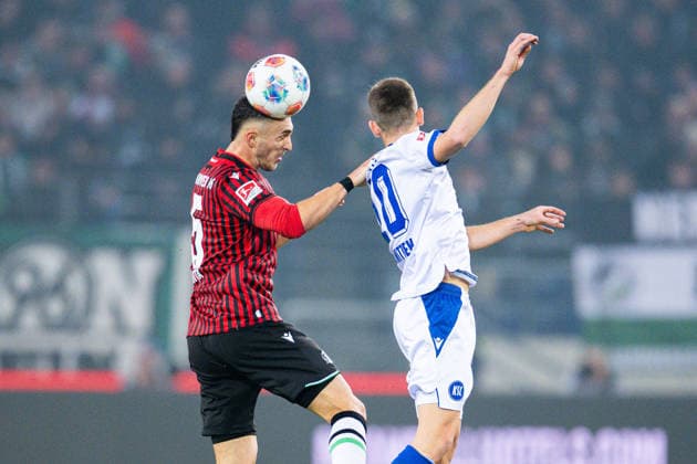 28 11 2025 Football, 2025 2026, 2 Bundesliga, Matchday 14, Hannover 96 Karlsruher SC L R Virgil GhiÈa Hannover , Marvin Wanitzek Karlsruhe DFL REGULATIONS PROHIBIT ANY USE OF PHOTOGRAPHS AS IMAGE SEQUENCES AND OR QUASI VIDEO