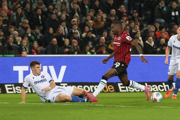 28 11 2025, xtgx, Fußball 2 Bundesliga Hannover 96 Karlsruher SC emspor, v l Marcel Beifus Karlsruhe, 4 , Noel Aseko Hannover, 15 Zweikampf, Duell, Kampf, tackle DFL DFB REGULATIONS PROHIBIT ANY USE OF PHOTOGRAPHS as IMAGE SEQUENCES and or QUASI VIDEO Hannover