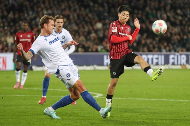 28 11 2025, xtgx, Fußball 2 Bundesliga Hannover 96 Karlsruher SC emspor, v l David Herold Karlsruhe, 20 , Daisuke Yokota Hannover, 18 Zweikampf, Duell, Kampf, tackle DFL DFB REGULATIONS PROHIBIT ANY USE OF PHOTOGRAPHS as IMAGE SEQUENCES and or QUASI VIDEO Hannover