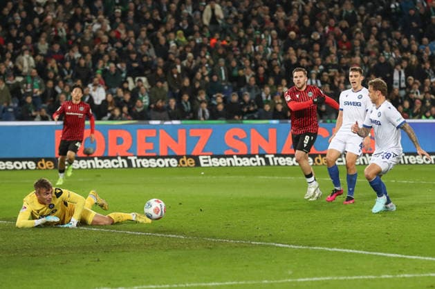 28 11 2025, xtgx, Fußball 2 Bundesliga Hannover 96 Karlsruher SC emspor, v l Hans Christian Bernat Karlsruhe, 1 Parade, haelt den Ball, faengt den Ball, pariert DFL DFB REGULATIONS PROHIBIT ANY USE OF PHOTOGRAPHS as IMAGE SEQUENCES and or QUASI VIDEO Hannover