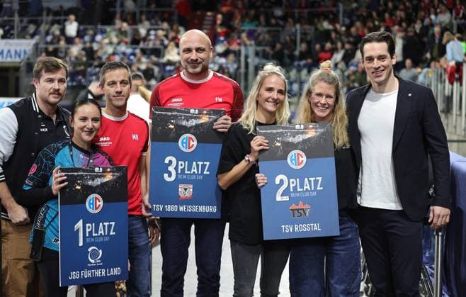 28 11 2025 Handball 1 Bundesliga DAIKIN HBL Season 2025 2026 14 Matchday HC Erlangen Metropolregion Nürnberg HCE TVB Stuttgart DaMa xdaxmax Ole Rahmel Sports Manager HC Erlangen HCE at the award ceremony for the amateur club that purchased the most tickets and thus won a game in the arena